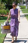 Hippie-Look in Lila! Rachel Bilson ist im sommerlich farbenfrohen Blumenkleid in Beverly Hills unterwegs. Schön bequem sind dazu ihre hellbraunen Leder-Sandalen.