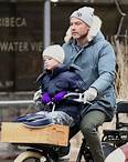 1. Febraur 2018 Liev Schreiber ist dick eingepackt mit seinem Sohn Samuel in New York auf dem Fahrrad unterwegs.