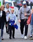 28. Januar 2018 Liev Schreiber unterwegs in New York mit seinen Söhnen Samuel und Alex. Im Schlepptau Freundin Taylor Neisen.