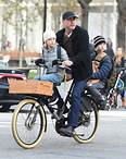 4. Dezember 2017 Das gibt es öfter auf den Straßen New Yorks zu seen: Liev Schreiber und seine Jungs unterwegs auf dem Rad.