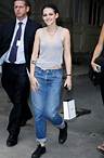 Ihren lässigen Tomboy-Look präsentiert Kristen Stewart auch bei eleganten Fashion-Events wie der Chanel-Show auf der Pariser Fashion Week.