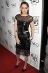 Manche Kreationen von Chanel-Designer Karl Lagerfeld sind nicht jedermanns Sache, Kristen Stewart scheint sie aber zu lieben. Mit diesem gesteppten Lack-Zweiteiler mit Spitze auf dem roten Teppich der Film Critics Circle Awards in New York hat sie sich aber nicht unbedingt einen Style-Gefallen getan.