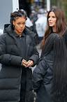 Kleiner Plausch zur Pause: Rihanna und Sandra Bullock während der Dreharbeiten zum Film "Ocean`s 8" in New York.