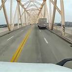 Un camion suspendu à un pont après avoir été percuté par une voiture