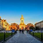 12. Trinity College Trinity College ist Irlands älteste Universität und wurde im Jahr 1592 von Königin Elizabeth I. gegründet. Die in malerischer Umgebung gelegene Universität ist mit berühmten Persönlichkeiten wie Oscar…