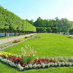 6. Kadriorg Park Im 18. Jahrhundert wurde der Kadriorg Park von Peter dem Großen gegründet. Seither bestimmen den öffentlich zugänglichen Park schöne Alleen, Springbrunnen und riesige Blumenbeete. Im Park befinden…