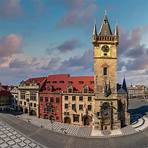 6. Staroměstská Radnice Das Altstädter Rathaus gehört zu den bedeutendsten Denkmälern der Tschechischen Republik. Es wurde 1338 als Sitz der Verwaltung der Prager Altstadt errichtet, heute dient es vor allem repräsentativen Zwecken der Hauptstadt Prag. Das historische Rathaus besteht aus einem Komplex von fünf mittelalterlichen Häusern. Seine Ecke zieren eine sehenswerte astronomische Uhr, ein got...