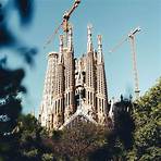 Sagrada Família 1. Sagrada Família Von weitem ragen die Kirchtürme über den Dächern von Barcelona empor – ein Besuch bei Gaudís berühmtesten Meisterwerk gehört zu einem Barcelona-Besuch unbedingt dazu. Die glitzernden Buntglasfenster…