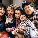 John Goodman, Roseanne Barr, Sara Gilbert, Michael Fishman, and Alicia Goranson in Roseanne (1988)