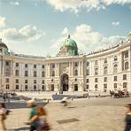 6. Hofburg Die Wiener Hofburg war jahrhundertelang das Zentrum des Habsburgerreiches. Heute beherbergt der Palast neben dem Regierungssitz auch drei Museen, die authentische Einblicke in den Alltag des kaiserlichen…