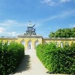 1. Park Sanssouci Die Gärten und Schlösser Potsdams zählen zum UNESCO-Weltkulturerbe. Gartenkunst und Architektur treffen im berühmten Park Sanssouci zusammen, der für seine einzigartige Terrassenanlage und Fontänen bekannt ist. Der Schlosspark wurde von Friedrich dem Großen persönlich geplant. Auf 300 Hektar kümmern sich heute fast 60 Gärtner um Bäume, Blumen und Grünflächen.