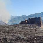 Vasto incendio a Santa Lucia del Mela, rogo minaccia una fabbrica di fuochi d'artificio: entrano in azione i canadair