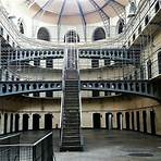 1. Kilmainham Gaol (Kilmainham-Gefängnis) Kilmainham Gaol ist Europas größtes erhaltenes viktorianisches Gefängnis und bedeutsam für den irischen Unabhängigkeitskampf. Es wurde im Jahr 1796 eröffnet und hielt unzählige Revolutionäre gefangen…