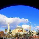 5. Sultanahmet District Die Altstadt Sultanahmet liegt auf einer Halbinsel im europäischen Teil von Istanbul und gehört zu den beliebtesten Ausflugszielen. Hier befinden sich einige der bekanntesten Sehenswürdigkeiten wie…