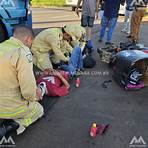 Motoboy de 24 anos escapa da morte após sofrer acidente e cair debaixo de uma carreta
