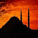 4. Süleymaniye-Moschee Majestätisch thront die Süleymaniye-Moschee auf einem Hügel in der Istanbuler Altstadt. Ihre Größe ist eines ihrer markantesten Merkmale. Entworfen wurde sie vom legendären Architekten Mimar Sinan…