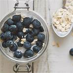 "Brain-Nourishing" Overnight Oats With Blueberries + Almonds