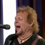 Michael Anthony Shares Van Halen Road Tales & More On Trunk Nation