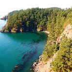 1. Deception Pass State Park Scenic island with diverse hiking trails, historical sites, and stunning water and forest vistas. Features beaches, tidal pools, and the unique Deception Pass with its strong currents and bridges.