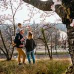 Frühling in Bern Frischen Schwung, bunte Farben und mehr Sonnenstunden – der Frühling hat einiges zu bieten. Ob allein, zu zweit oder als ganze Gruppe: Mit verschiedenen Aktivitäten im Freien wird diese schöne Jahreszeit mit dem berühmten Berner Lebensgefühl zelebriert. Die Vielfalt entdecken