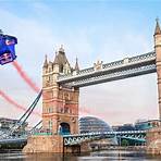 Traverser le Tower Bridge à Londres en wingsuit