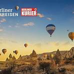 Leserreisen-Highlight Magisches Kappadokien Wo Heißluftballons jeden Morgen den Himmel erobern. Die atemberaubende Sicht über die einzigartigen Felsformationen belohnt das frühe Aufstehen. Mehr erfahren…