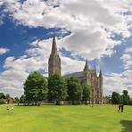1. Salisbury Cathedral and Magna Carta Lassen Sie sich von einer der großartigsten Kathedralen im Vereinigten Königreich ins Stauen versetzen. Entdecken Sie Großbritanniens höchsten Kirchturm, sowie den größten Kreuzgang und die größte Domfreiheit des Landes. Unsere originale Magna Carta aus dem Jahr 1215 ist die am besten erhaltene von vier verbliebenden Exemplaren und unsere Uhr aus dem 14. Jahr...