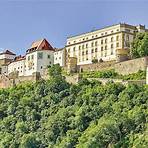 2. Veste Oberhaus In der 800 Jahre alten Veste Oberhaus wird Geschichte auf einzigartige Weise lebendig. Mit 65.000 qm umbauter Fläche ist sie eine der größten erhaltenen Burganlagen Europas. Hoch über Passau gelegen…