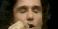 Quem lembra da era rock‘n’roll de Roberto Carlos? Aqui ele canta Tutti Frutti com Erasmo Carlos! 🎸
