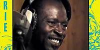 Ali Farka Touré Feat. Oumou Sangaré - Cherie (Official Video)