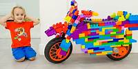 Chris fährt auf einem Spielzeug-Sportbike und spielt mit Spielzeug – Sammlungsvideo für Kinder