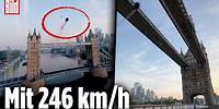London: Skydiver rasen durch Tower Bridge