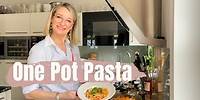 One Pot Pasta - Fusilli mit Tomatensoße aus einer Pfanne | Monika Gruber