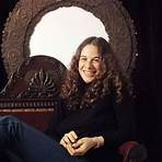 What does Carole King do?4