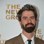 hamish linklater plays music on stage1