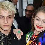 What does Anwar Hadid like to do?1