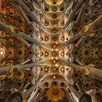 What are some interesting facts about la Sagrada Familia in Barcelona?2