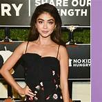 sarah hyland comedian wiki1