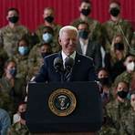 President Biden & First Lady Address U.S. Troops in the U.K série de televisão3