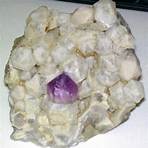 What mineral group is quartz in?3