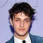 What does Anwar Hadid like to do?4