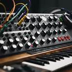 Which electronic keyboard combines organ circuits with synthesizer processing?2