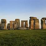 how old is stonehenge compared to the pyramids in the world2