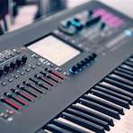 Which electronic keyboard combines organ circuits with synthesizer processing?1