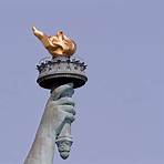 what does the statue of liberty symbolize for kids2