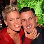 Who is worth more pink or Carey Hart?3
