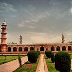 What are the best places to visit in Lahore?1