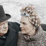 where did churchill live when he was born and made a love4