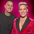 Who is worth more pink or Carey Hart?2