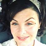 How many brothers does Sherilyn Fenn have?4